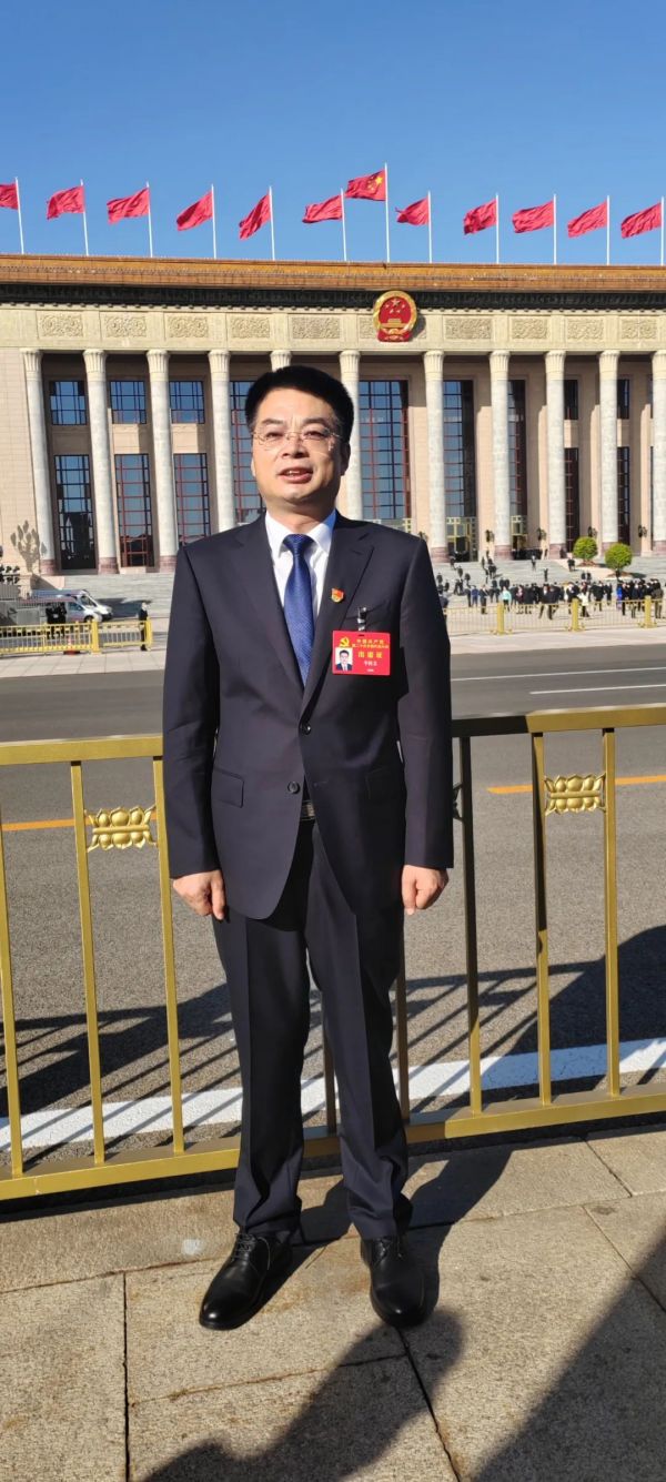 党的二十大代表、中国石化胜利石油管理局有限公司执行董事、党委书记牛栓文