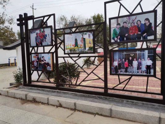 四和庄村建设“和合”文化广场，通过展示栏宣传“和合”文化，营造浓厚的乡土情氛围