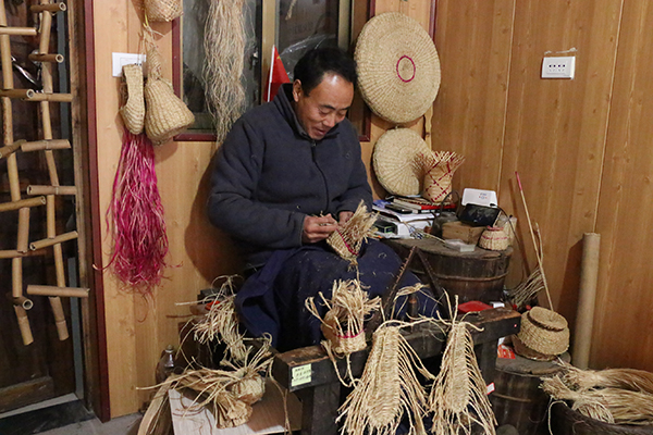 尧坝古镇 寻找旧时光记忆_fororder_何有全正在编草鞋-摄影-杨雯涵