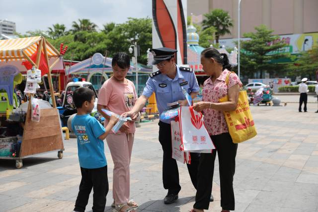 民警在电白区万达广场开展反走私暨平安建设宣传活动。