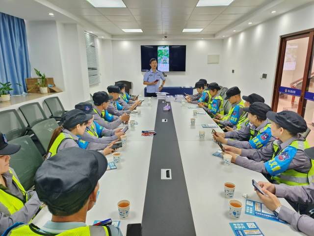 “滨海义警”学习使用粤居码社区警务应用。