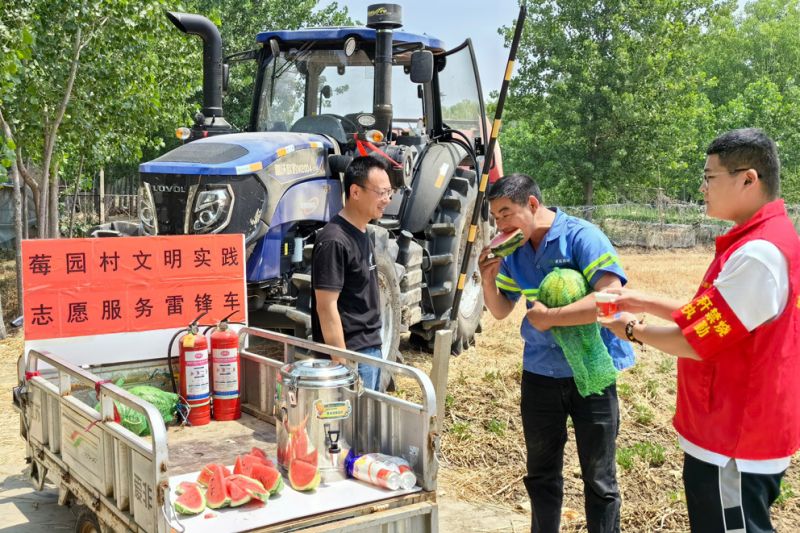 日前，正是“三夏”农忙时节，在连云港市赣榆区墩尚镇，各村织组建志愿服务队，开展“党心连农心，酷暑送清凉”活动，为辛勤劳作的村民送去丝丝清凉。