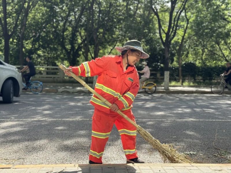 环卫工人在广渠门内滨河路清扫道路。