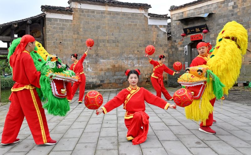 千年古县金溪县非遗种类繁多，总量丰富。近年来，该县在当地古村旅游景区常态化组织开展系列非遗表演，让游客在赏景的同时乐享非遗文化大餐，促进了当地古村旅游业蓬勃发展。