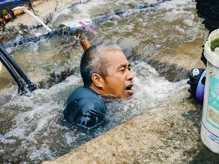 动容！1米5深的排水渠，58岁临安村干部就这么下潜徒手清淤