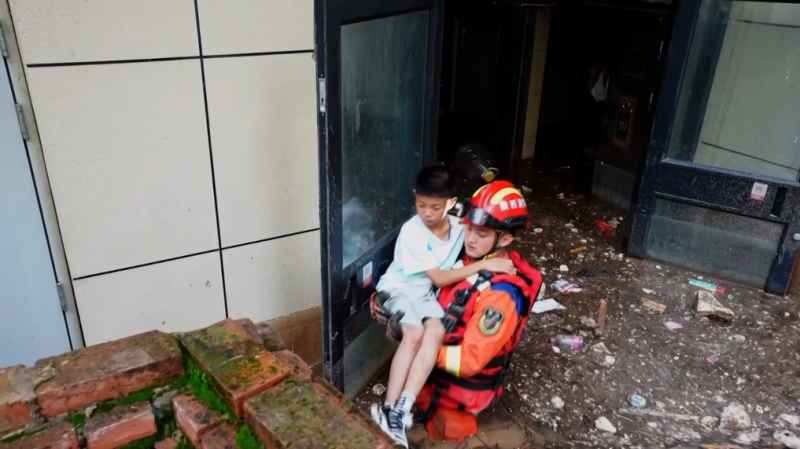 陕西延安志丹县遭受暴雨袭击 多部门紧急抢险