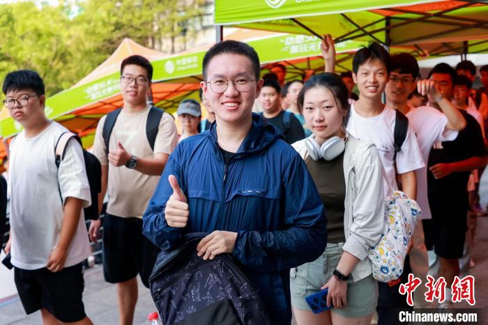 同济大学本科新生报到 奥运冠军陈芋汐和“眼镜飞人”徐卓一齐现身