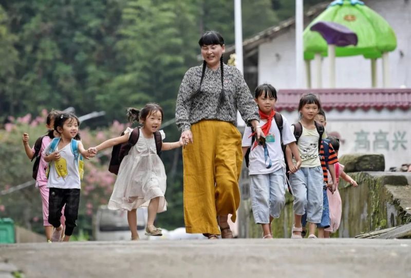 江西：把“大道理”讲到学生心坎上丨各地教育成就巡礼