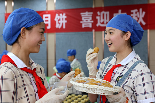 小学生学做月饼迎中秋