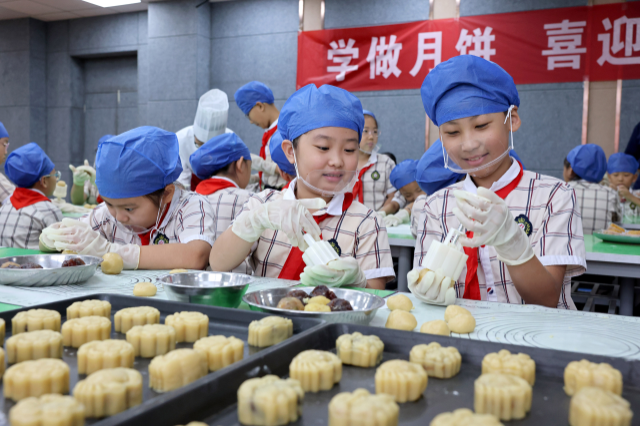 小学生学做月饼迎中秋