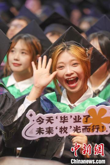 南京高校毕业生告别校园“青春不散场”