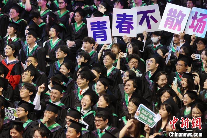 南京高校毕业生告别校园“青春不散场”