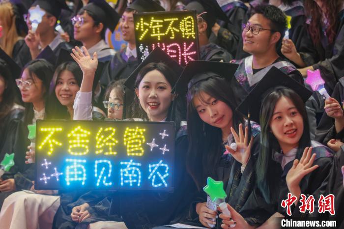 南京高校毕业生告别校园“青春不散场”