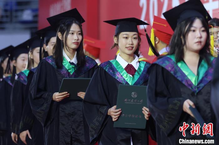 南京高校毕业生告别校园“青春不散场”