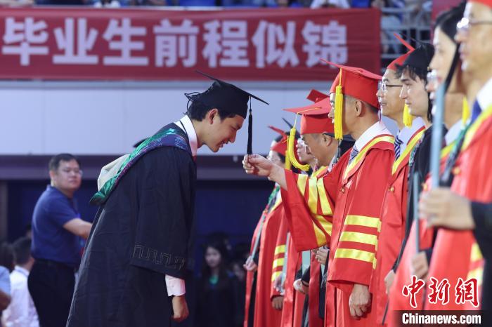 南京高校毕业生告别校园“青春不散场”