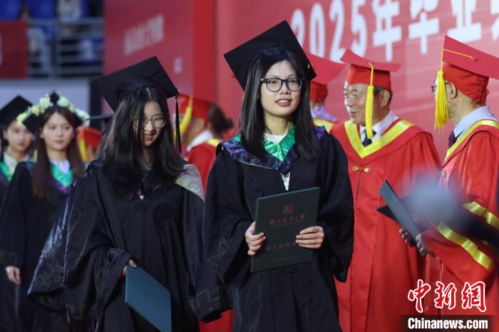 南京高校毕业生告别校园“青春不散场”