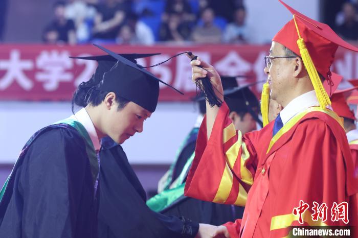 南京高校毕业生告别校园“青春不散场”