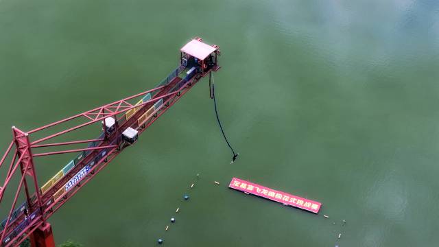 首届宝晶宫飞龙蹦极花式挑战赛引关注 首届宝晶宫飞龙蹦极花式挑战赛引关注