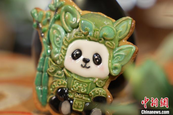 四川“90后”姑娘自创“琉璃糖画” 让传统糖艺焕发“新甜味”