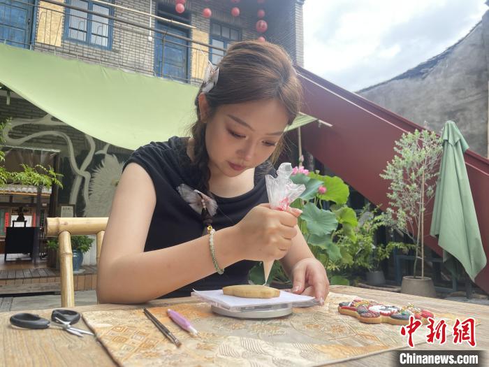 四川“90后”姑娘自创“琉璃糖画” 让传统糖艺焕发“新甜味”