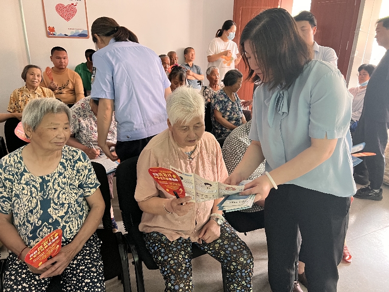 江苏阳澄湖镇开展“守好养老‘钱袋子’ 筑牢银龄‘幸福线’”金融反诈宣传活动