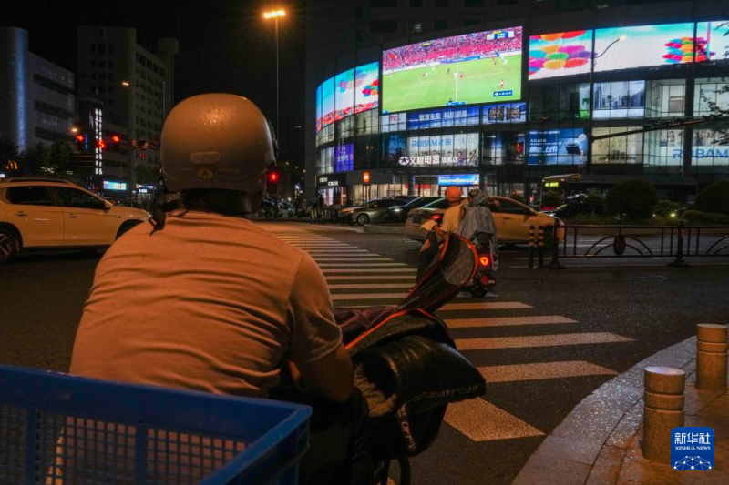 江苏南通：“第二现场”观赛区 城市“全域”看“苏超”