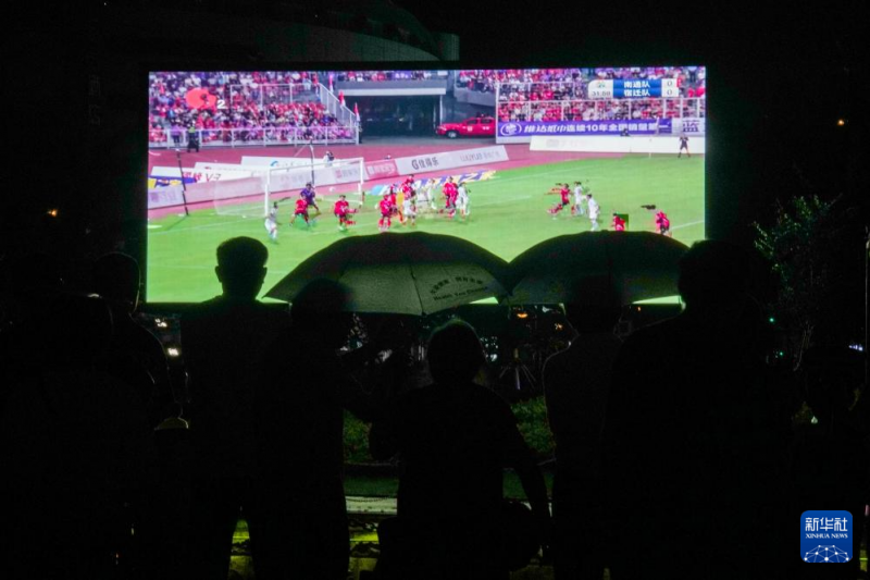 江苏南通：“第二现场”观赛区 城市“全域”看“苏超”