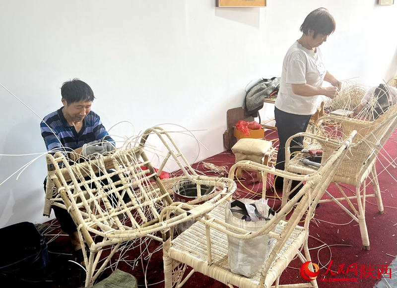 行进中国|藤编“上新” 首招富(左)和刘桂芬(右)正在编织藤椅。人民网记者 邹星摄