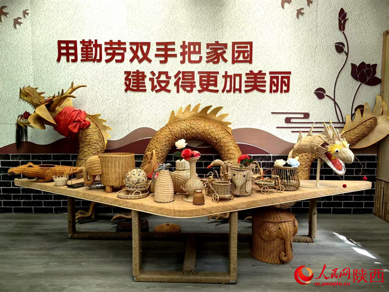 行进中国|藤编“上新” 用藤条编织的花瓶、篮子等藤具。人民网记者 邹星摄
