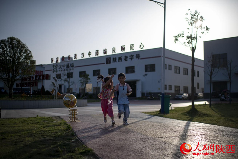 行进中国|藤编“上新” 夏日傍晚,汉中藤编研创中心外,孩子们奔跑雀跃。人民网记者 翁奇羽摄