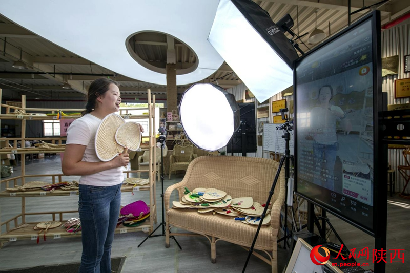 行进中国|藤编“上新” “良顺匠心”直播间现场,主播正在讲解蒲扇细节。人民网记者 翁奇羽摄