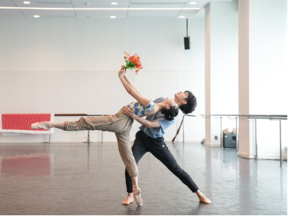 小明探班|原创芭蕾舞剧《百合花》:当战火青春遇上芭蕾 小明探班|原创芭蕾舞剧《百合花》:当战火青春遇上芭蕾