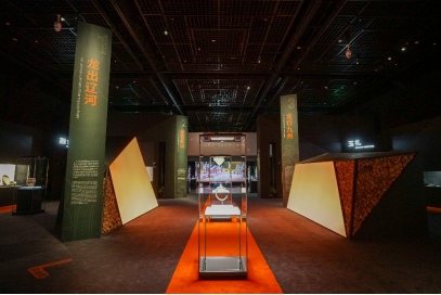 小明看展|故宫博物院“C”型玉龙来上博“出差” 小明看展|故宫博物院“C”型玉龙来上博“出差”