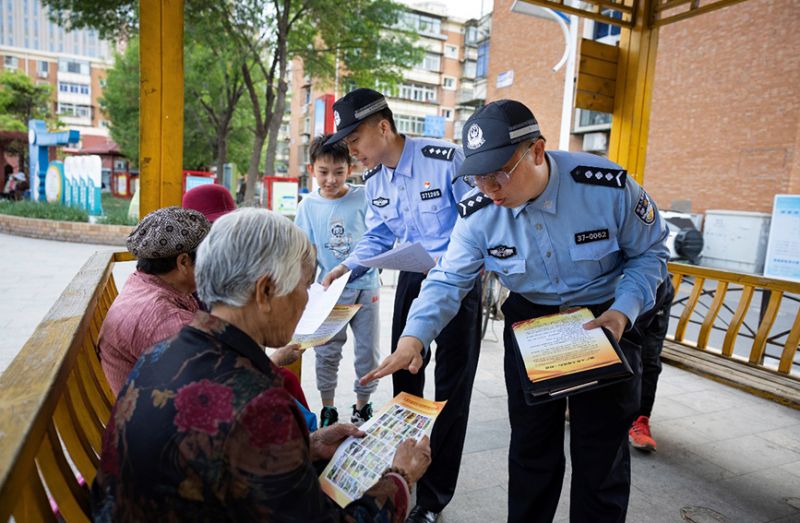 民警在社区宣传防范电信诈骗。天津市公安局东丽分局供图