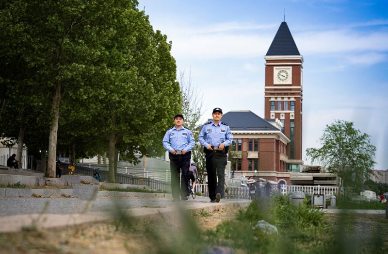 民警在海河畔巡逻。天津市公安局东丽分局供图