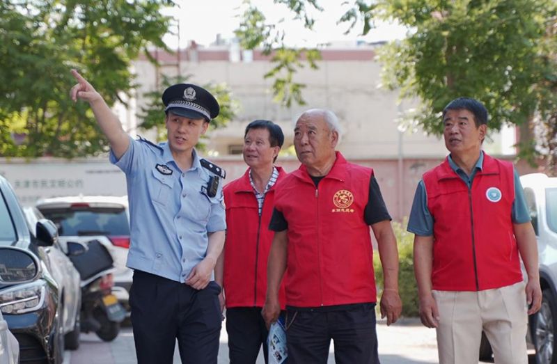 民警与“海河义警”在社区排查安全隐患 天津市公安局东丽分局供图