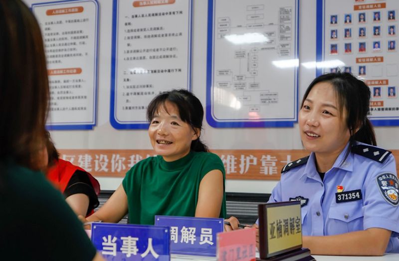 民警会同街道在“亚楠调解室”调解纠纷。天津市公安局东丽分局供图