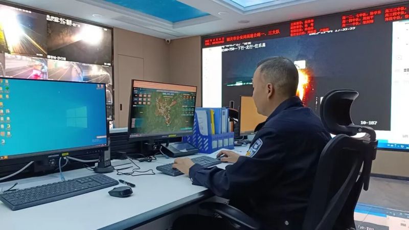 民警通过恶劣天气交通预警处置平台，实时监控辖区高速路况。