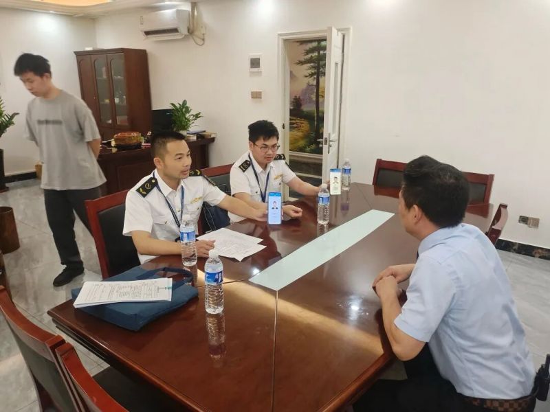 广州南沙执法人员“亮码入企”