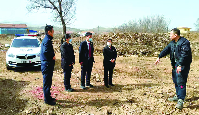 调查组一行深入非法占用农地涉案现场,沿着地块周边实地踏勘,细致核查土地现状、范围及利用情况,为后续案件办理夯实第一手证据。