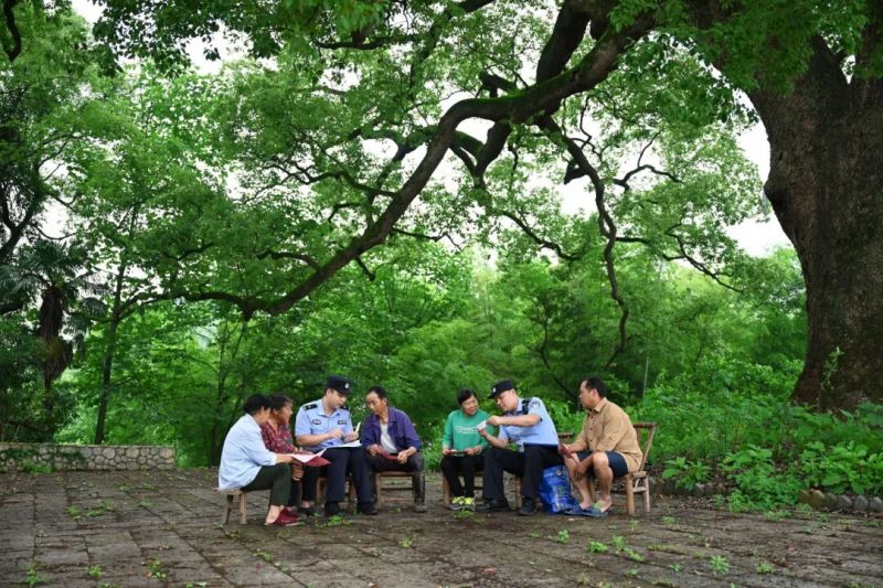 老樟树下新枫警-分宜县公安局城东派出所民警深入乡村开展反诈防骗宣传，排查矛盾纠纷。（新余市公安局 邹强）.JPG