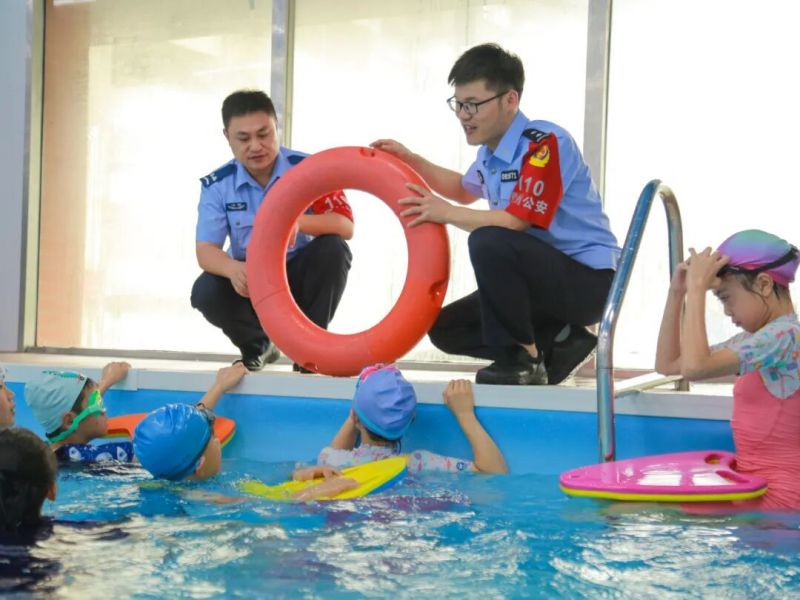 水花游泳课-2025年6月，上饶市公安局信州分局茅家岭派出所会同中小学、义警协会、蓝天救援队，开设游泳技能培训班，提升学生自救能力。（上饶市公安局 雷春阳）.jpg.jpg