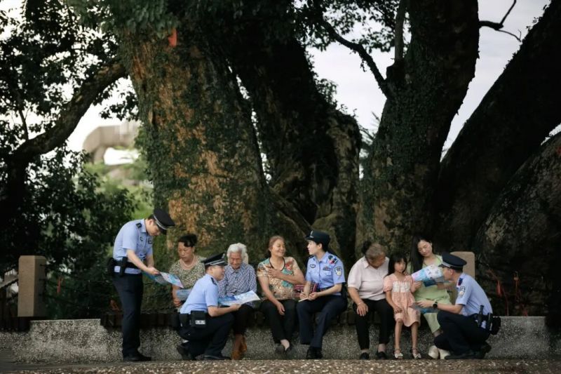 警护民生 树伴温情 摄影：孙庆 抚州市公安局.jpg