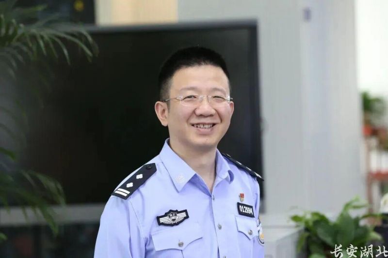 市公安局2-万松同志生前工作照.jpg