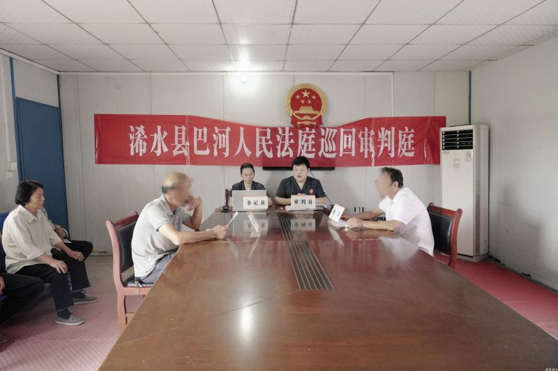 巴河法庭将庭审现场“搬”到巴河镇某小龙虾养殖基地的简易板房内,公开审理一起民间借贷纠纷案,吸引周边村民驻足旁听,让他们直观了解诉讼流程和法律知识,明白借钱要打欠条、还款要守信用的道理,知道如何依法维权。.jpg