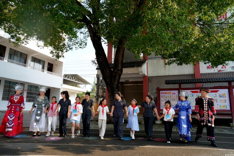 2025.9.4法院干警走进学校进行普法宣传活动2.jpg
